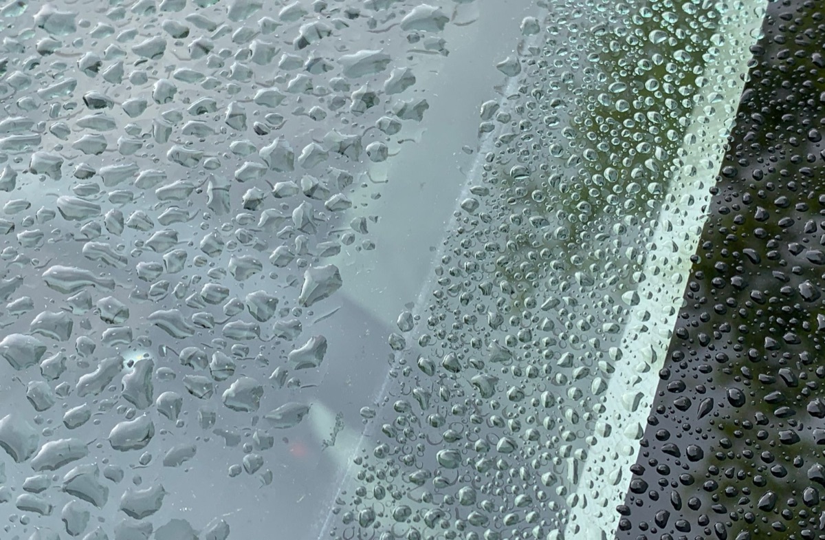 Pfefferminze-Oil-Tropfen auf Glasfläche