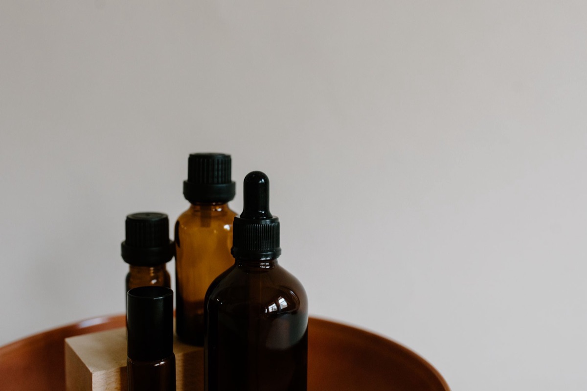 bouteille d'huile de menthe poivrée