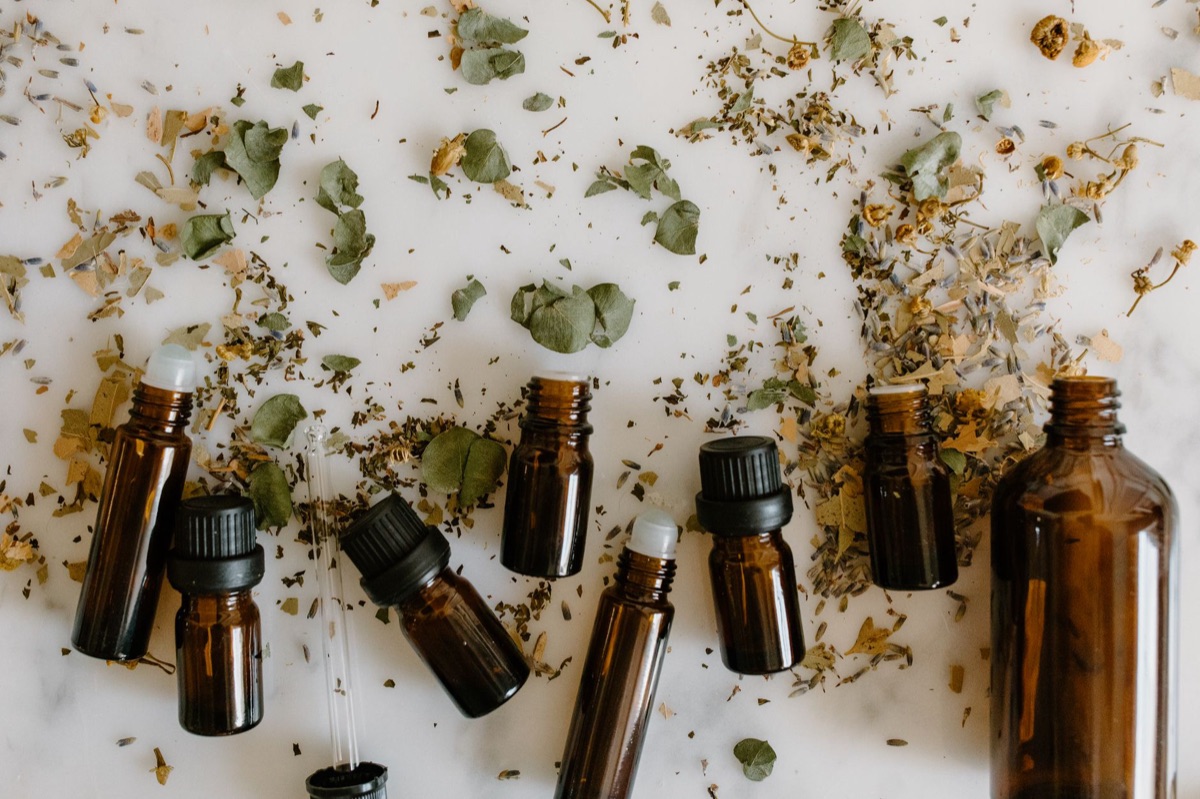 Olio di menta piperita in bottiglia di vetro