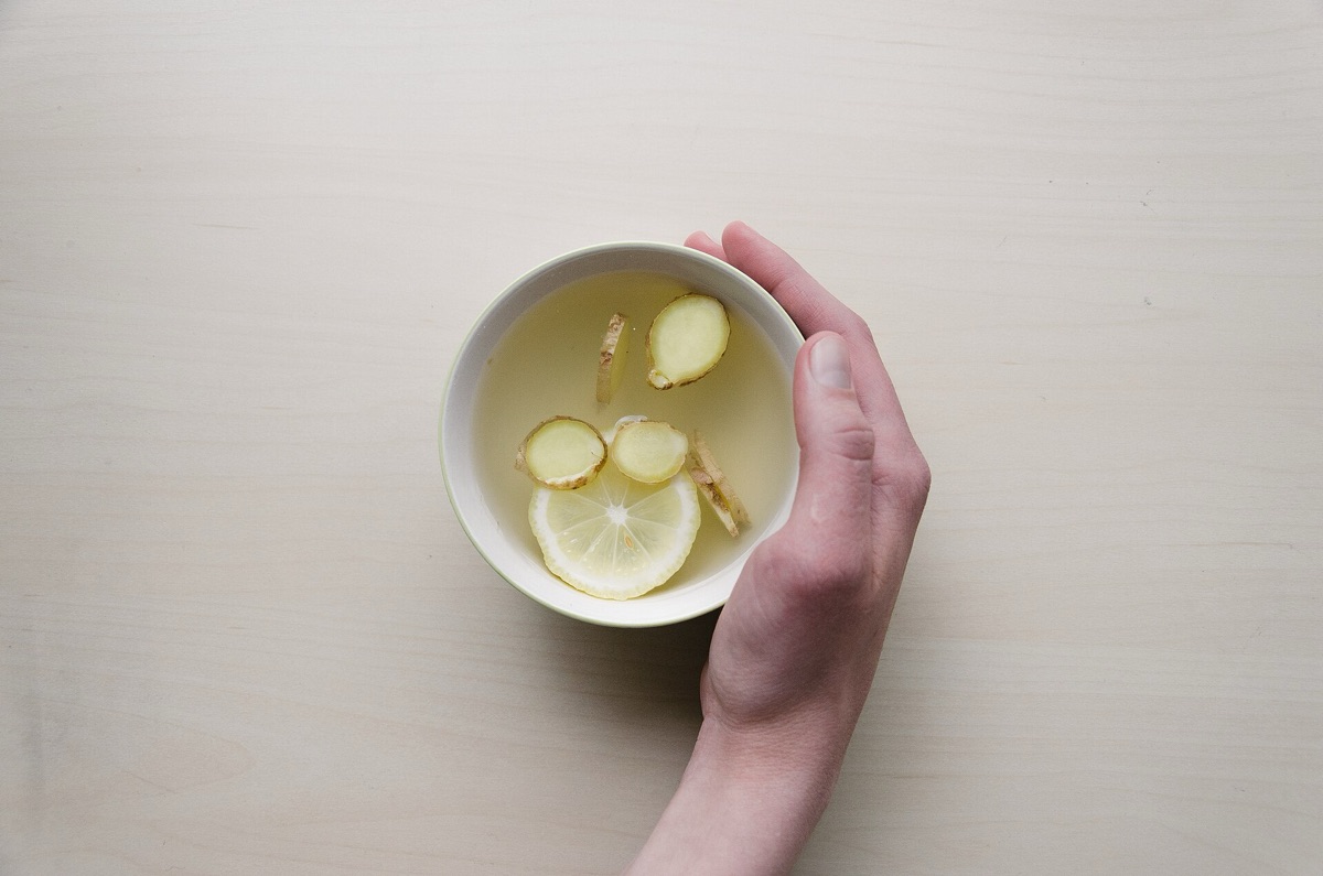 té de ginger en taza