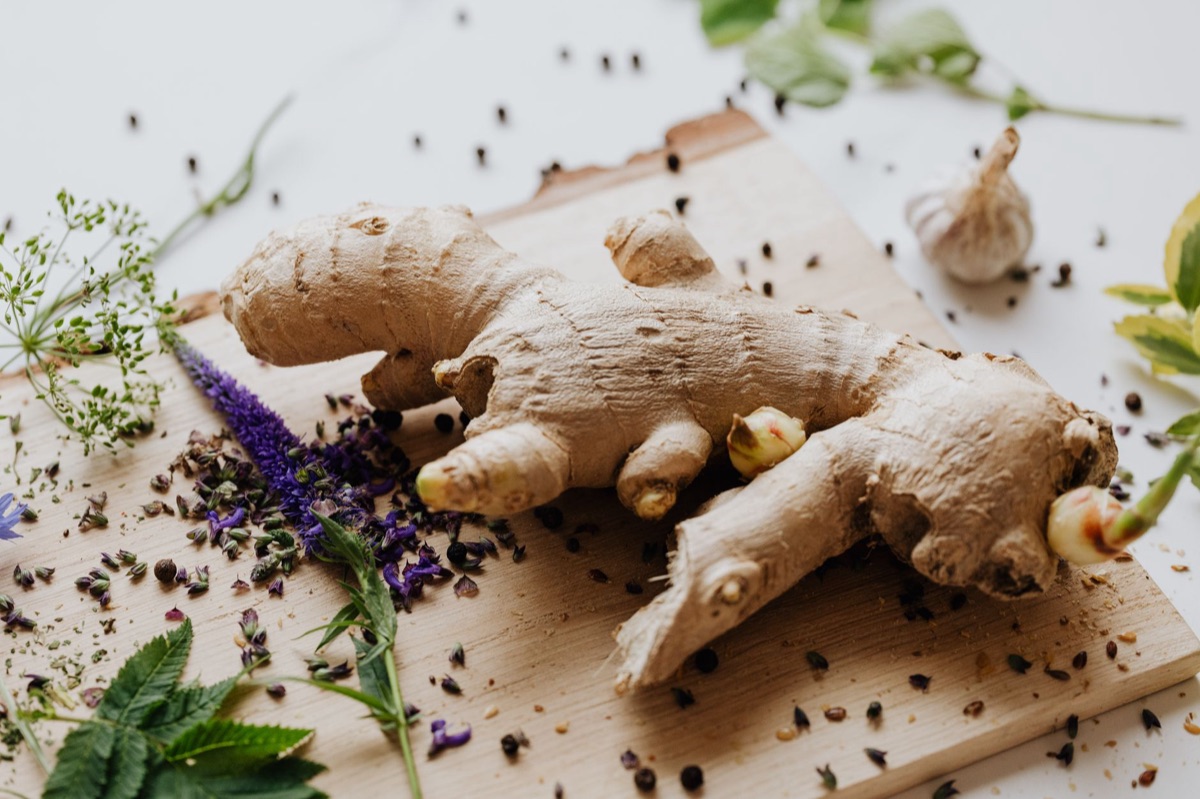 radice di ginger in cucina con ingredienti