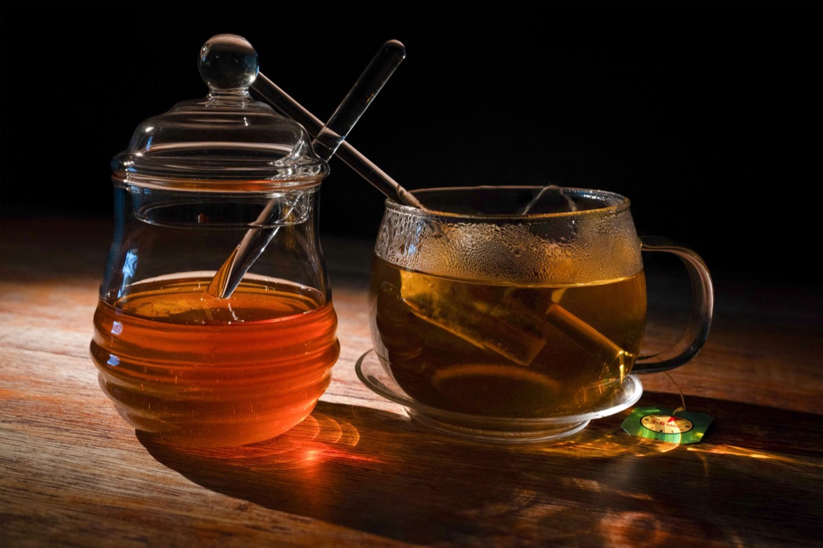 Hojas de té verde en recipiente transparente