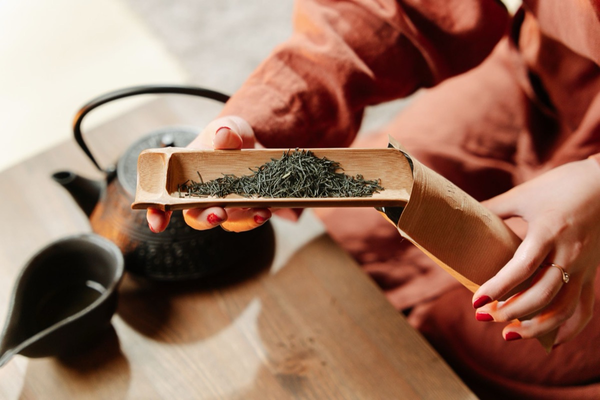 Infusor con hojas de té sueltas