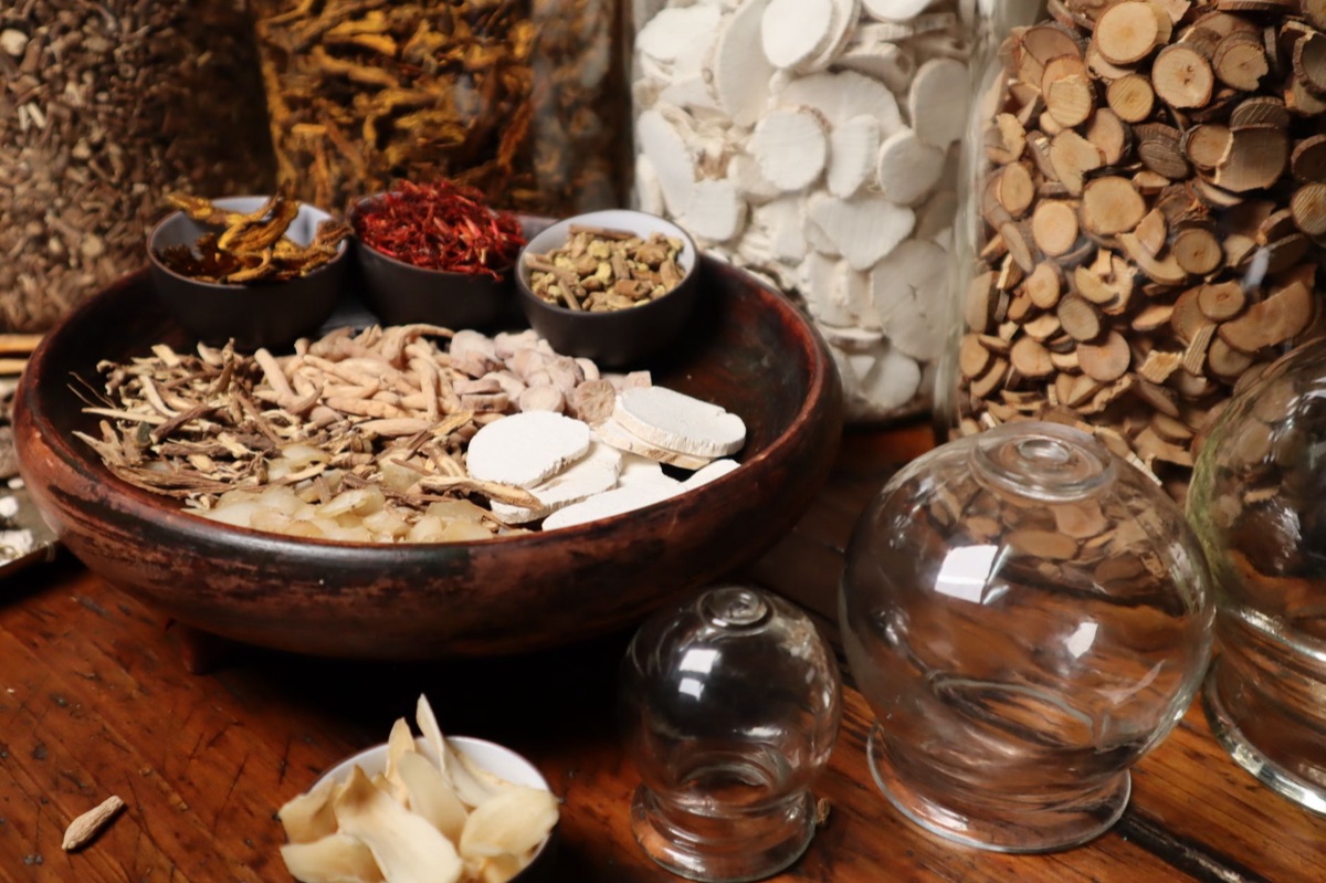 Trockenes Ginsengwurzel und Weißpfefferblüte