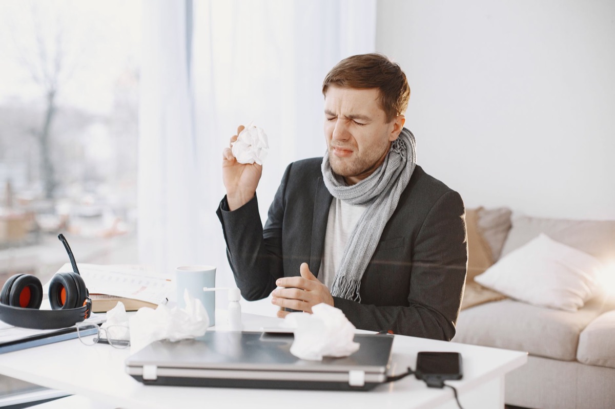 Person mit Husten und Haarverlust