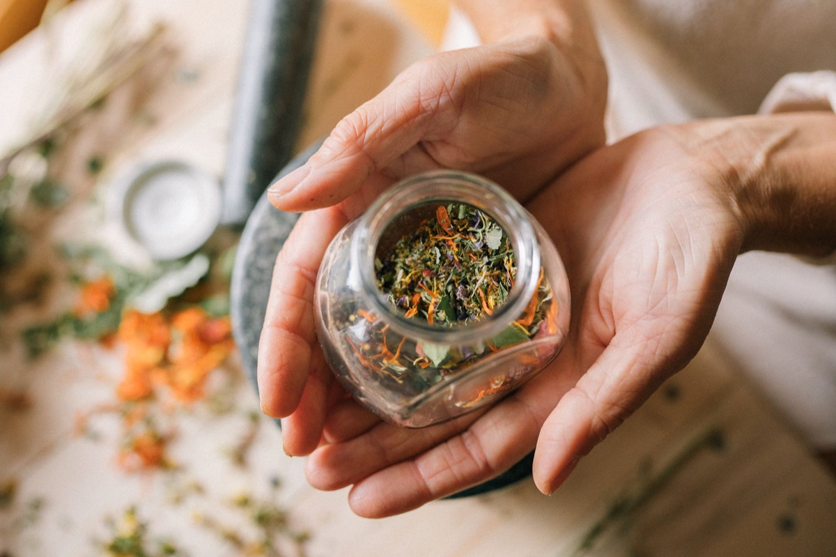 herbista tradicional preparando chá herbal