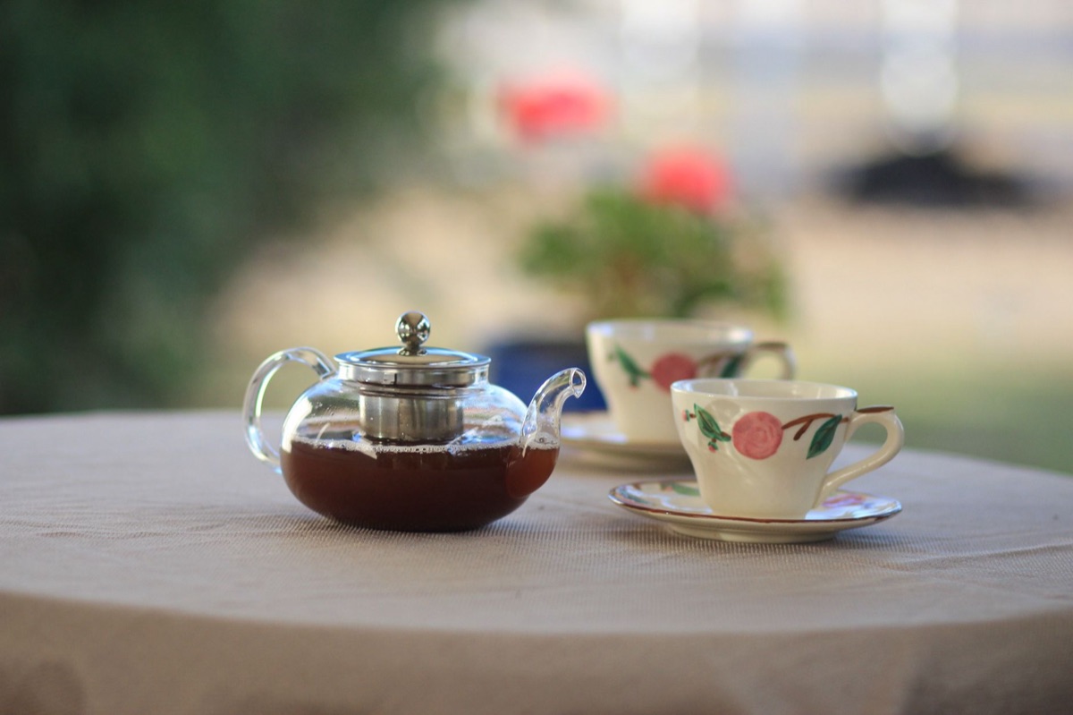 té de hierbas cocinado en tazón de barro