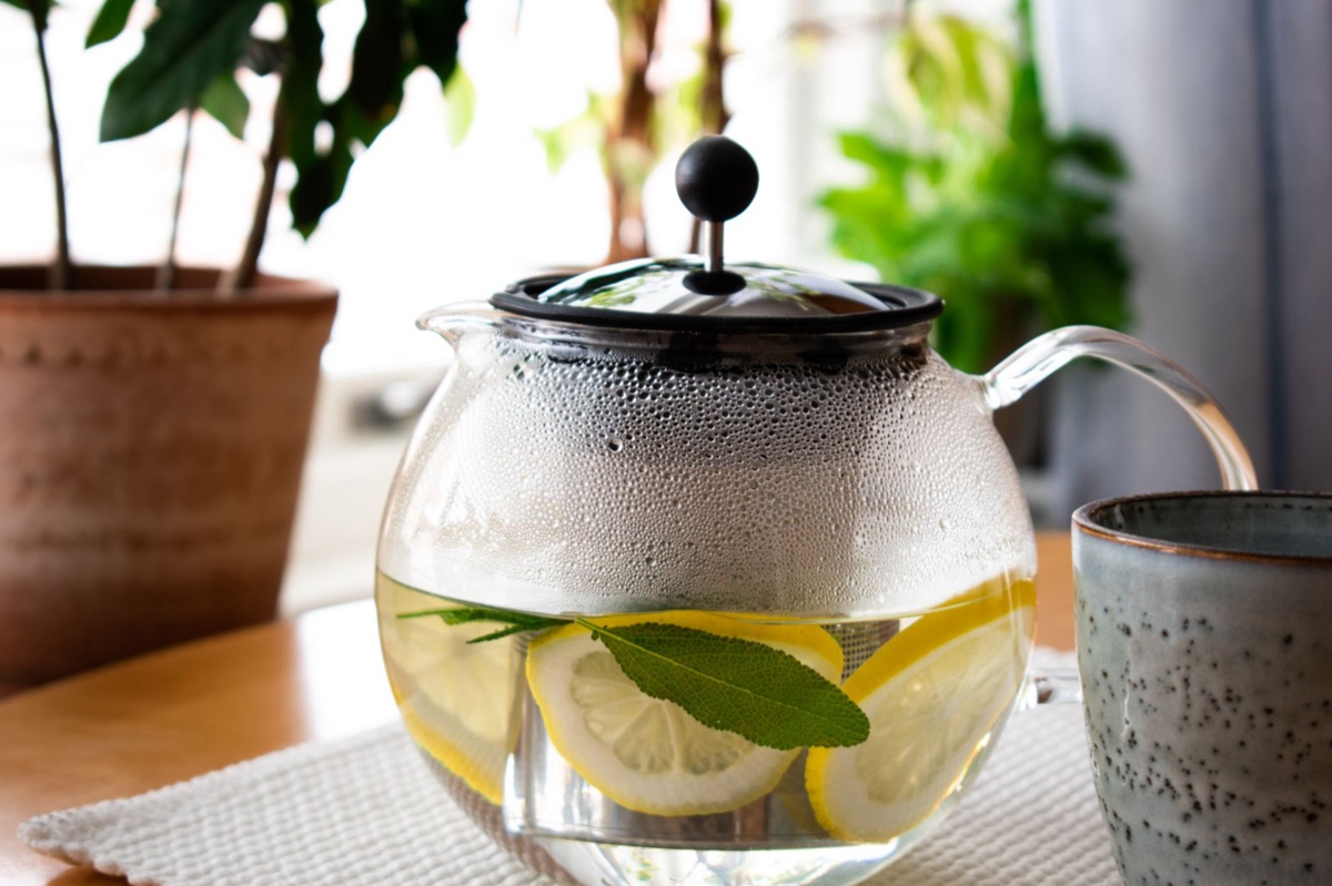 acqua con erbe in vaso
