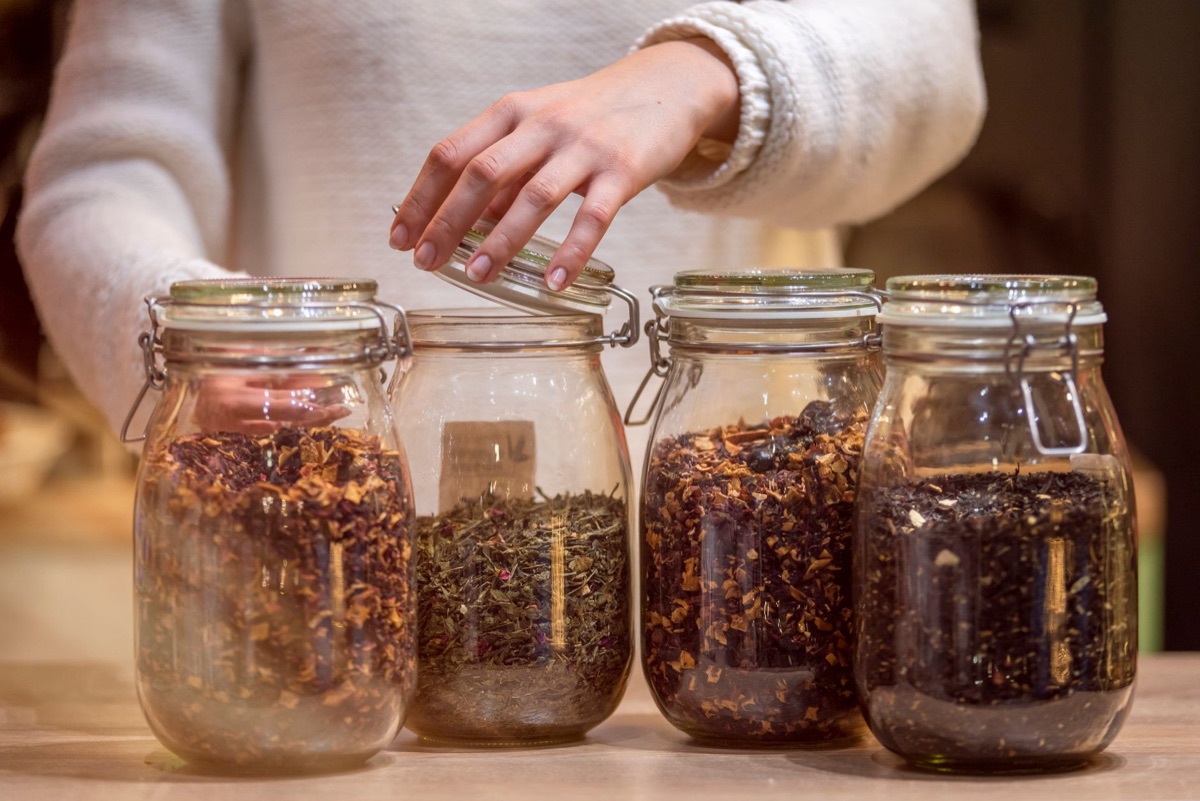 herbal tealeaves in glascontainer