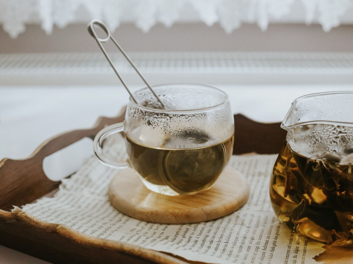Mit Gänseblümchen aufgegossener Kräuterteete