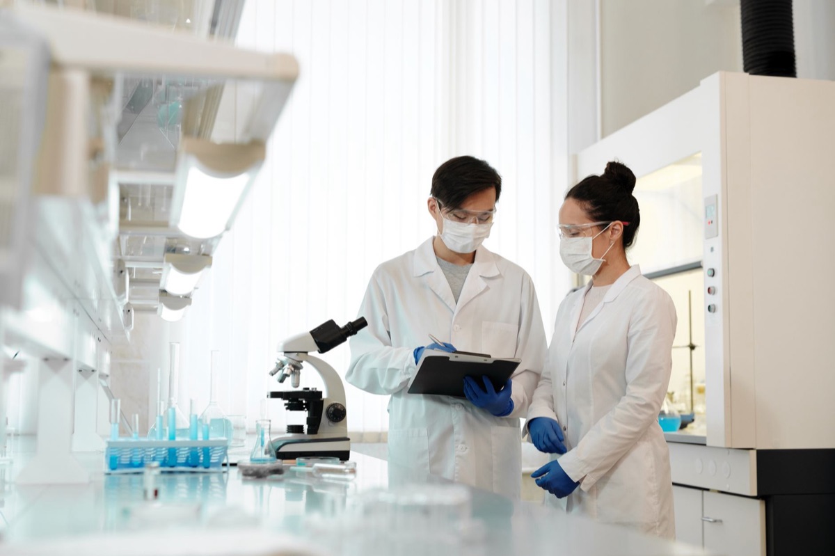 Laboratory analyzing ginseng extract under microscope