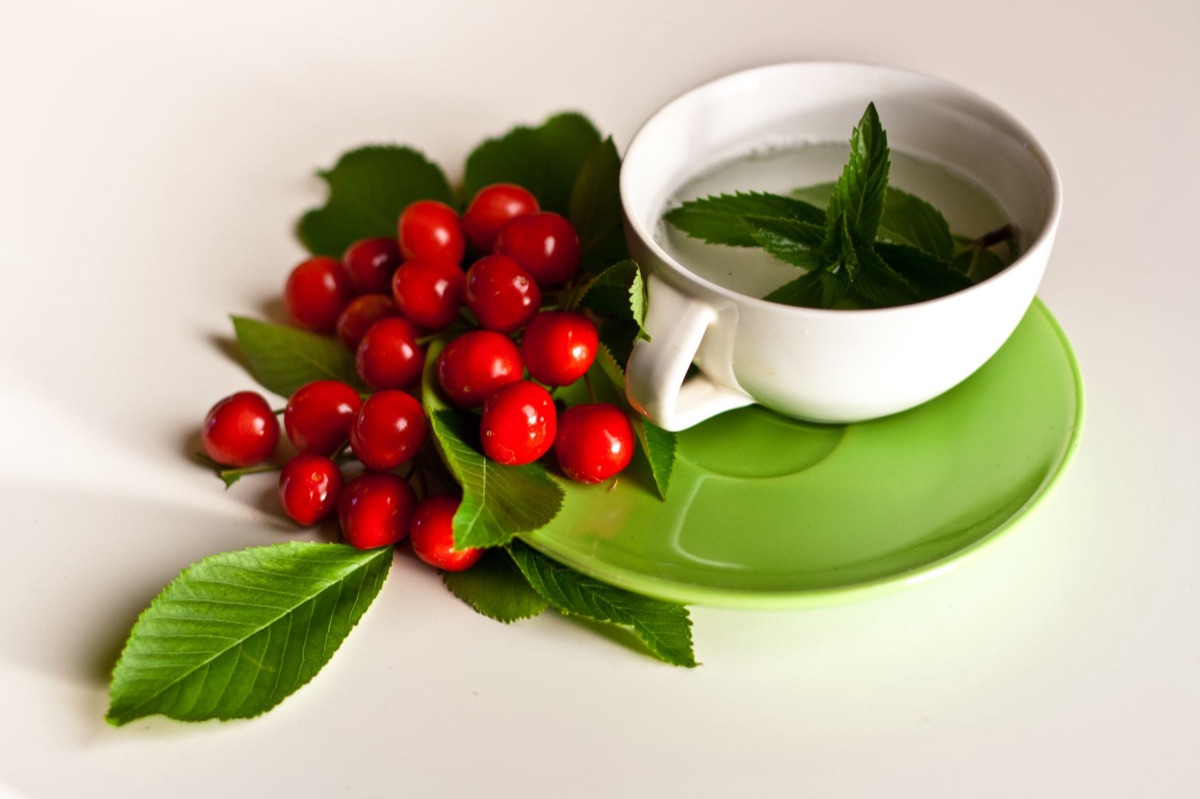ginseng tea cup with leaves