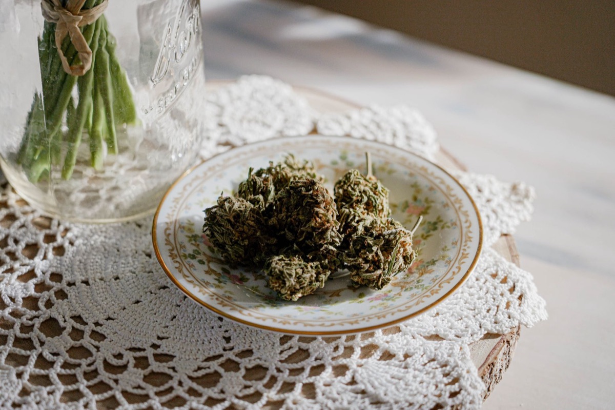 une infusion d'herbe dans un pot en verre