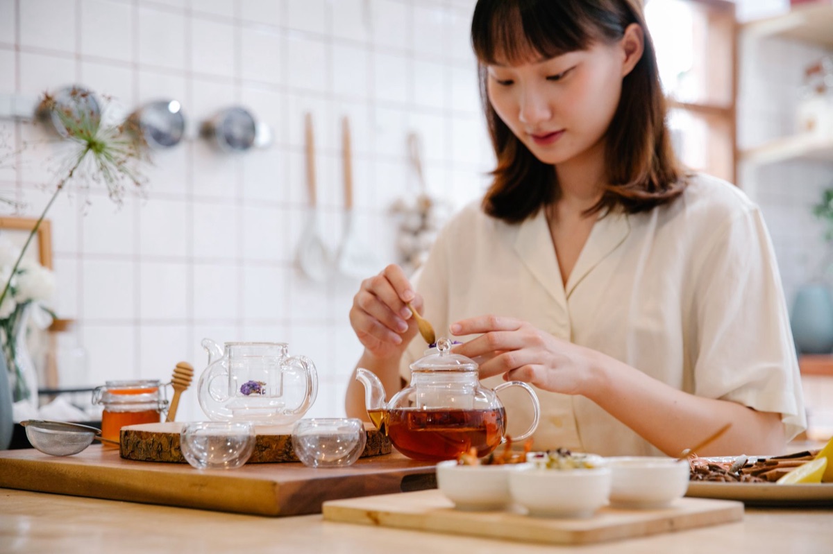 草藥茶具，展示自然草藥與茶葉搭配