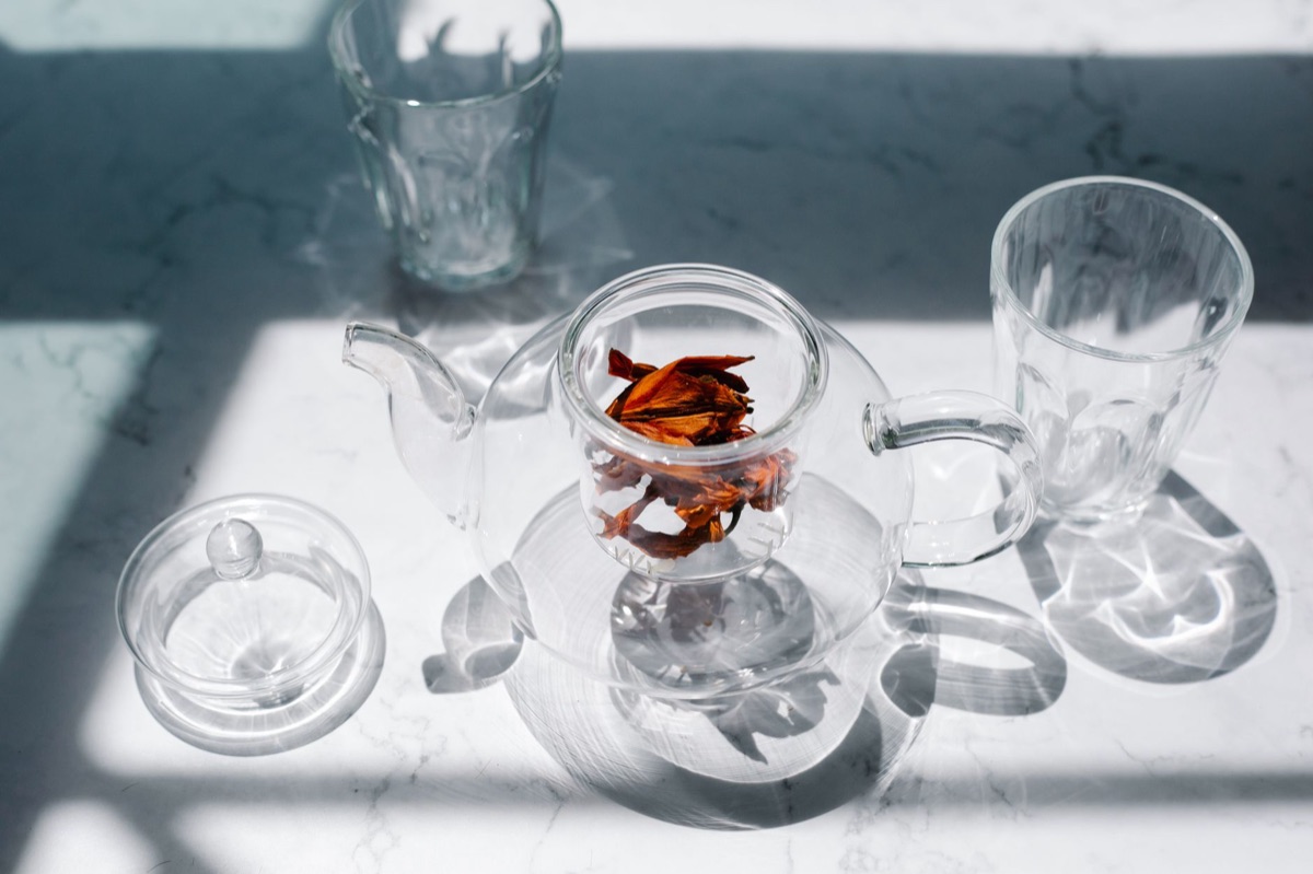 feuilles de tisane dans un verre