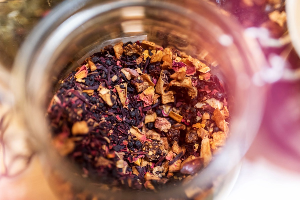 hojas de té herbal en tarro