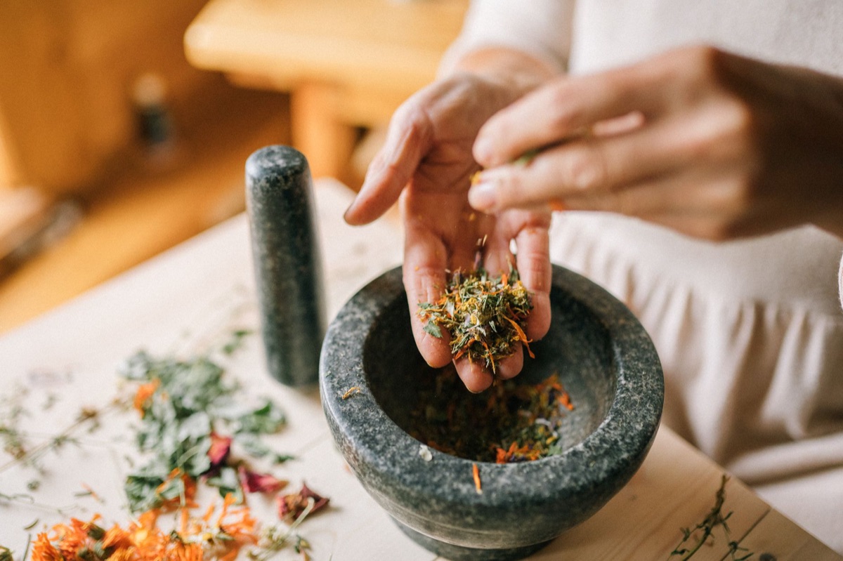 erbe seccate e mortaio e pestle