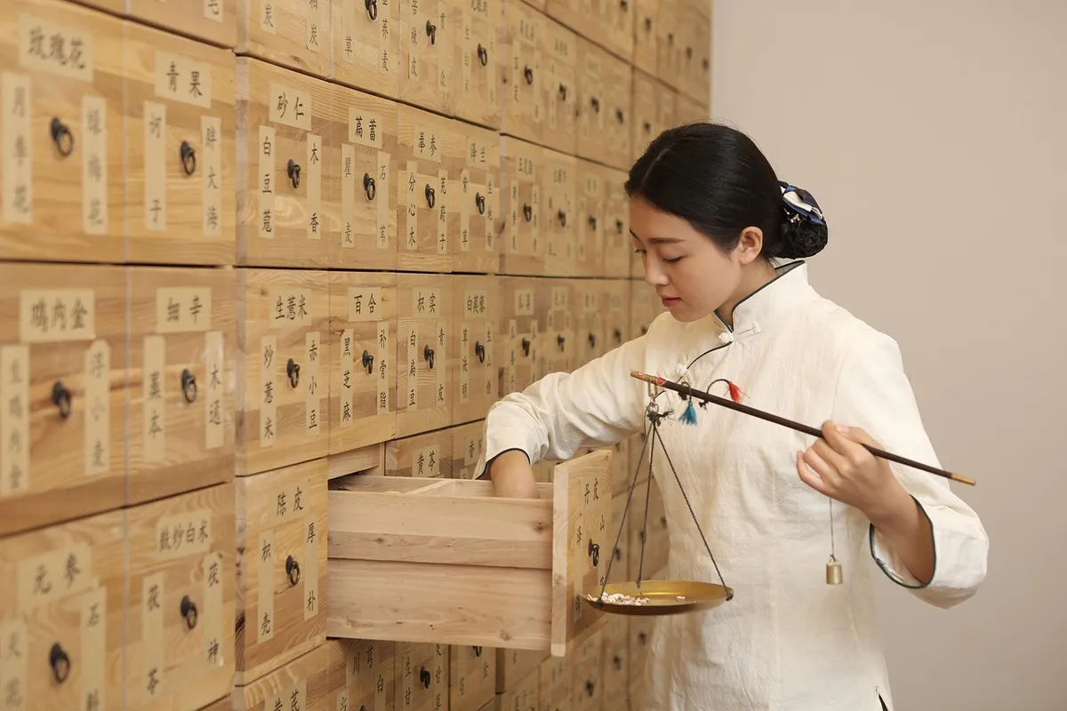chinese medicine, fill a prescription, traditional chinese medicine, keep in good health, physician, female, chinese medicine, chinese medicine, chinese medicin