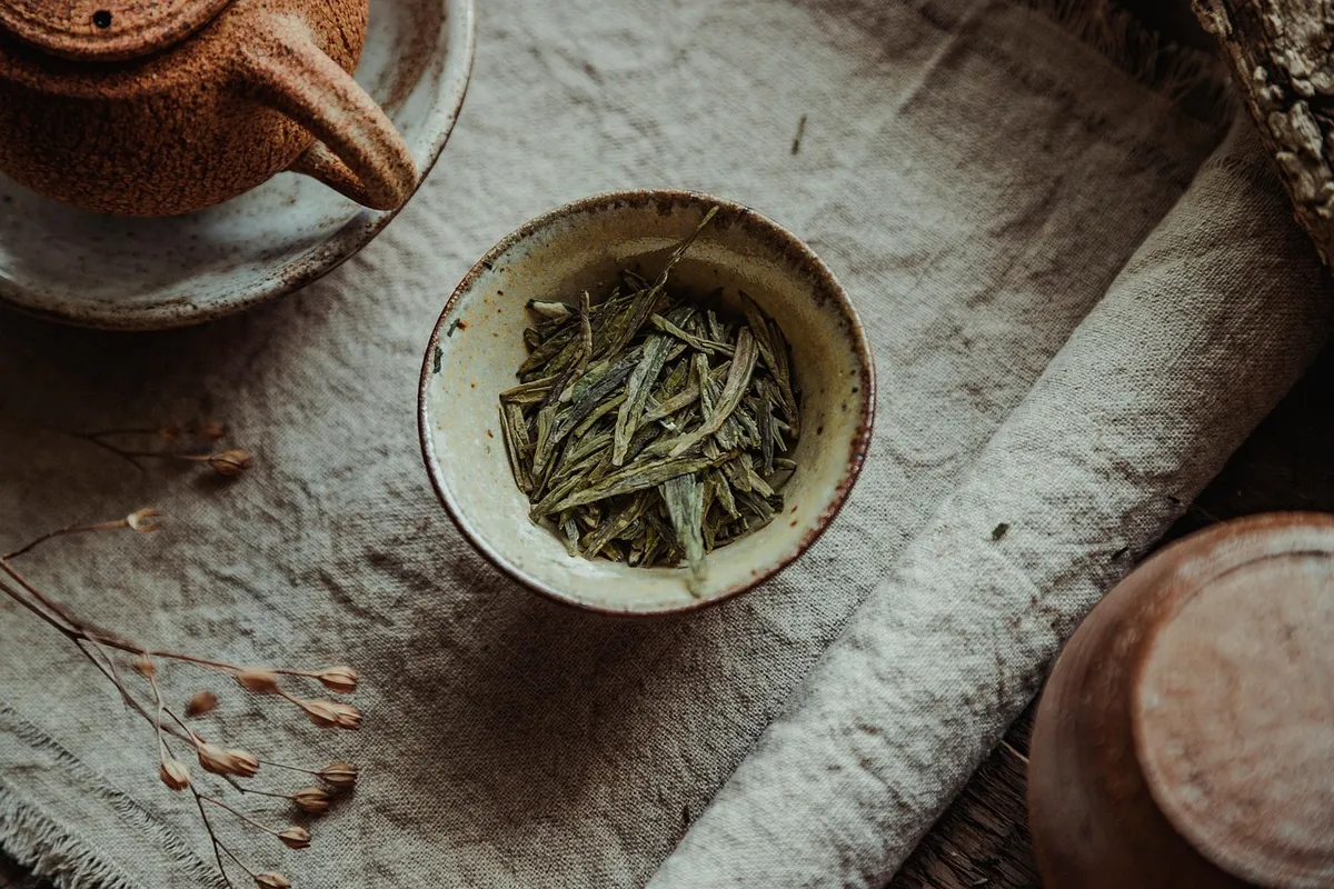 綠茶，lung ching，茶杯，杯，茶，龍井，龍井茶，乾葉，茶葉，茶時刻，自然，傳統，文化，日本傳統，茶杯，中國