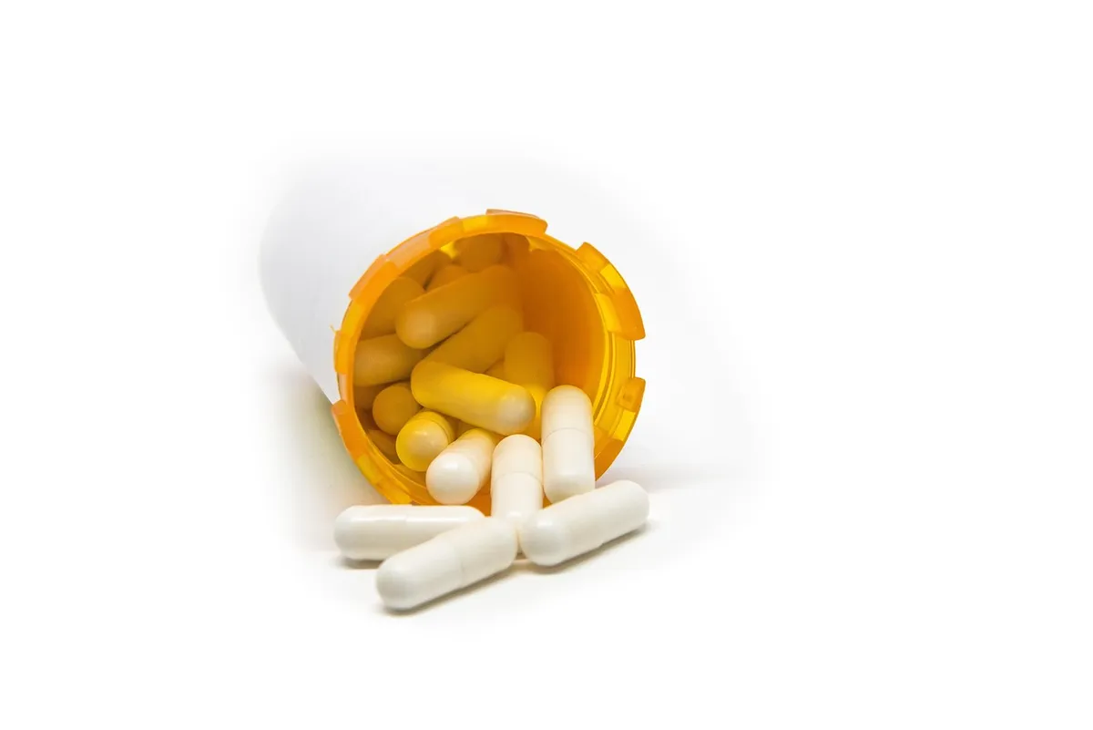 pill, medicine, capsule, illness, pain, medication, pharmacy, medical, white, prescription, pharmaceutical, treatment, tablet, dose, remedy, addiction, color, v