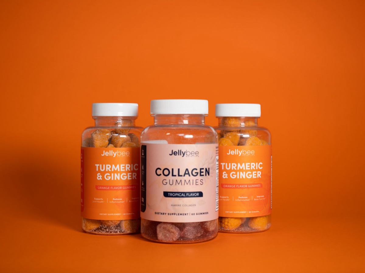 Supplément de curcumin dans un verre