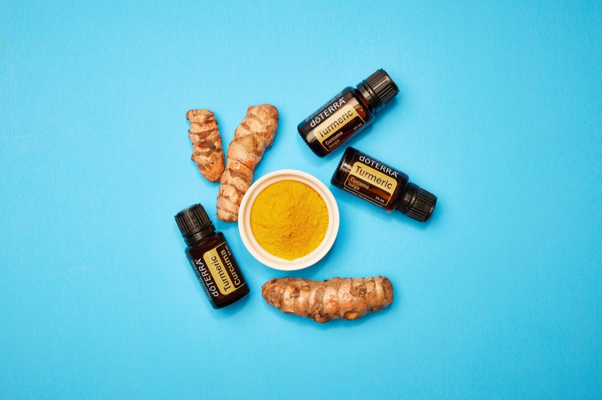 白いボウルにturmeric root